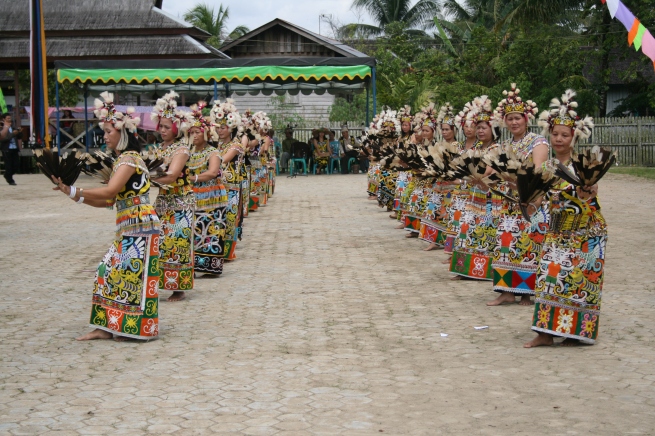 Tari Burung Enggang